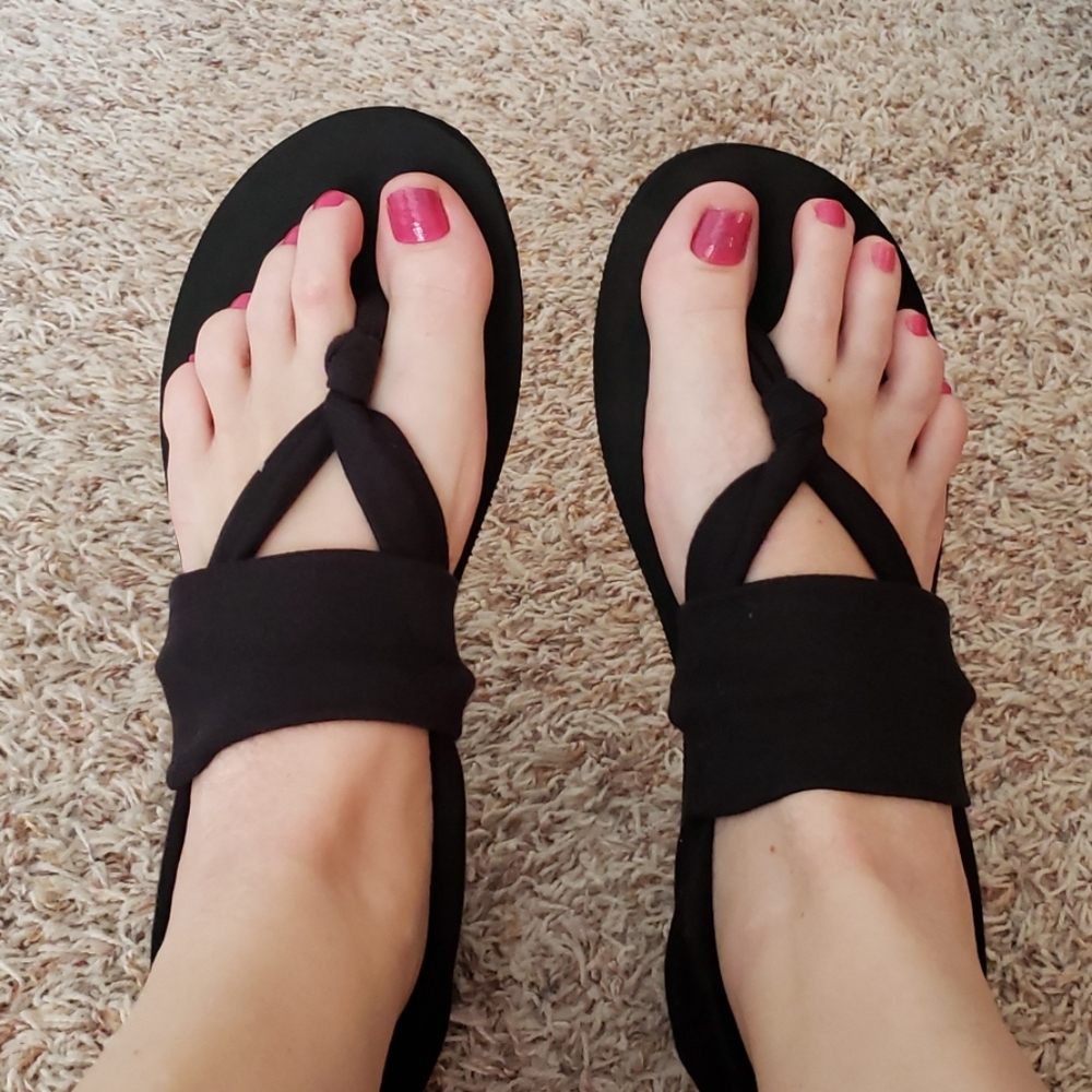 Black flip flops with stretchy wrap, NWOT 13